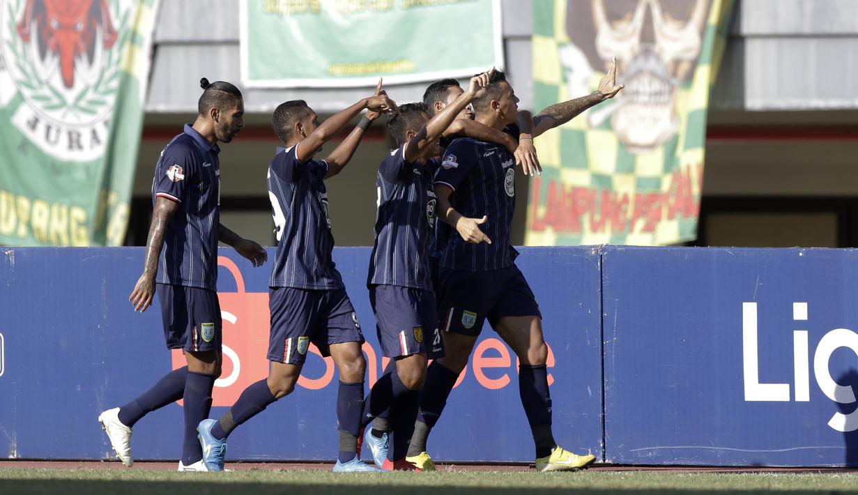 Pemain Persela Lamongan merayakan gol yang dicetak Alex Goncalves ke gawang Perseru Badak Lampung pada laga Shopee Liga 1 di Stadion Patriot Chandrabhaga, Bekasi, Rabu (11/9). Perseru bermain imbang 1-1 atas Persela. (Bola.com/Yoppy Renato)