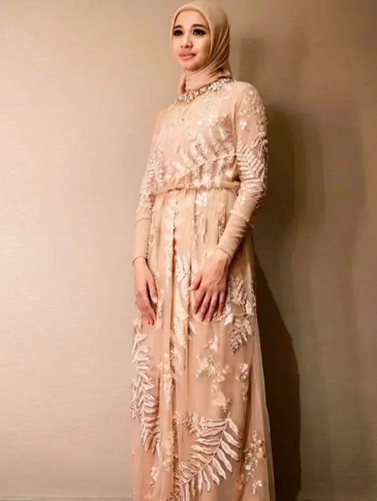 Aktris cantik Laudya Chintya Bella memutuskan untuk mengenakan hijab usai dirinya umrah pada tahun 2015 lalu. (instagram/Bintang.com)