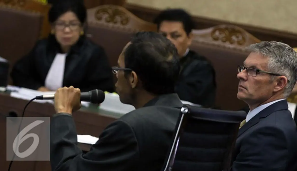 Ahli Patologi Forensik dari Australia, Michael David Robertsondi saat mengikuti lanjutan kasus pembunuhan Wayan Mirna Salihin dengan terdakwa Jessica Kumala Wongso di PN Jakarta Pusat, Jakarta, Rabu, (21/9). (Liputan6.com/Helmi Afandi)