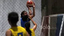 Pebasket Merpati Bali, Jacklien Ibo melakukan tembakan saat dihadang rekannya pada sesi latihan di Futsal Hut, Asaba Arena, Jumat (20/1/2017).  (Bola.com/Nicklas Hanoatubun)