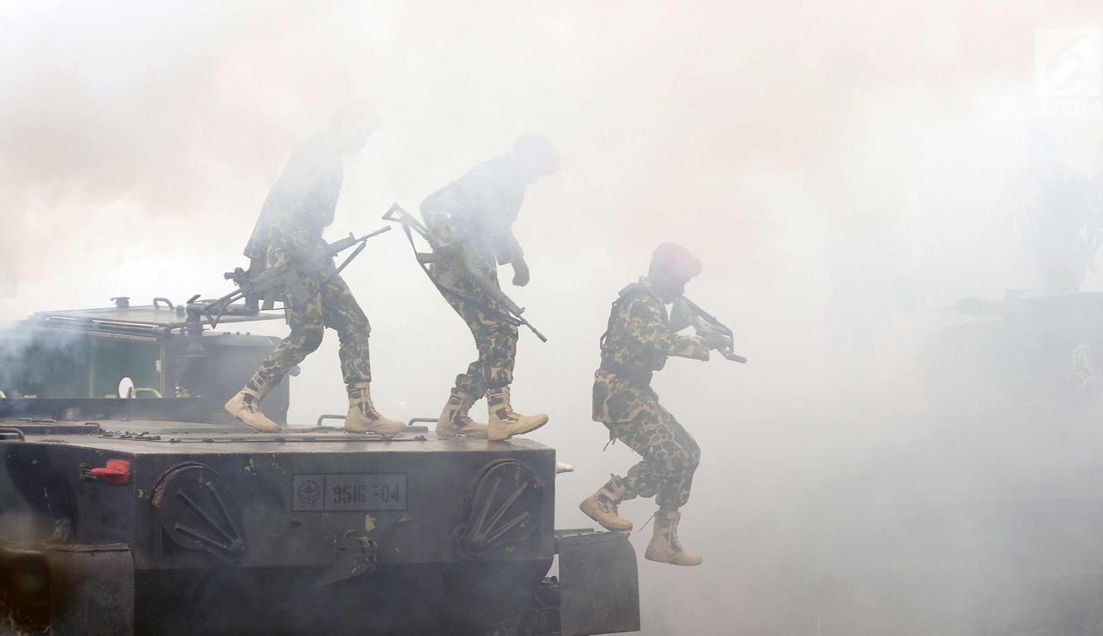 Prajurit Marinir lompat dari tank untuk membuat formasi upacara HUT Korps Marinir ke-72 di Kesatrian Marinir Hartono, Cilandak, Jakarta, Rabu (15/11). HUT Marinir ke-72 bertema Marinir Prajurit Pejuang dan Profesional. (Liputan6.com/Helmi Fithriansyah)