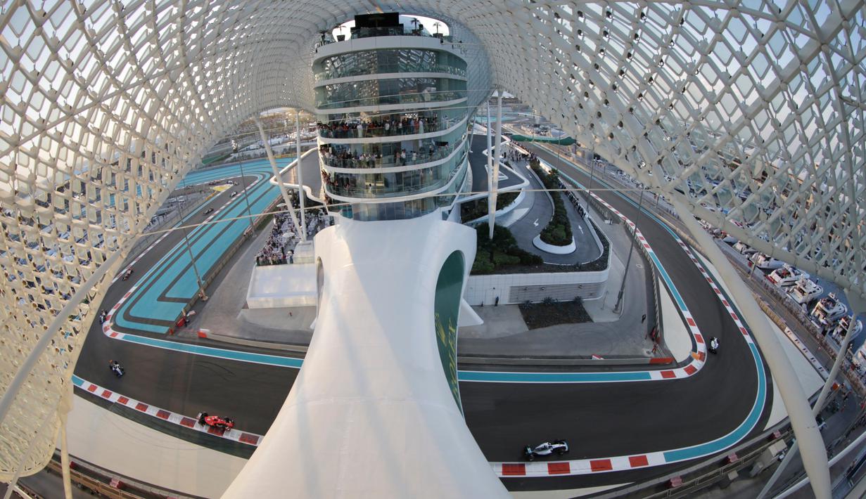Suasana balapan F1 GP Abu Dhabi yang berlangsung di Sirkuit Yas Marina, Abu Dhabi, UEA, Minggu (29/11/2015). (EPA/Ali Haider)