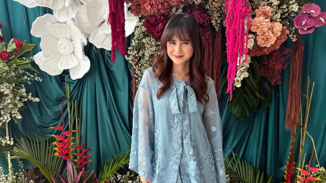Tampil Manis dengan Rambut Berponi, Gaya Kondangan Tissa Biani Curi Perhatian