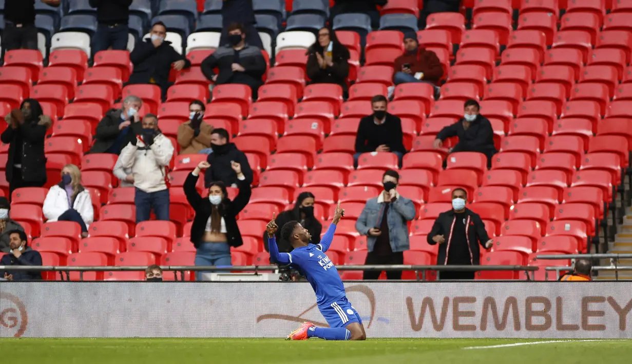 Striker Leicester City, Kelechi Iheanacho, melakukan selebrasi usai mencetak gol ke gawang Southampton pada laga Piala FA di Stadion Wembley, Senin (19/4/2021). Leicester City menang dengan skor 1-0. (John Sibley/Pool via AP)