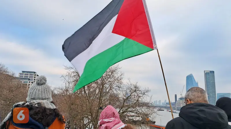 Bendera Palestina pada aksi bela Palestina di London, Sabtu (13/1/2024). Dok: Tommy K/Liputan6.com