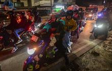 FOTO: Pemudik Padati Jalur Arteri Bekasi Cikampek