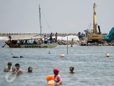 Pengerjaan proyek reklamasi kawasan Pantai Utara Jakarta, Ancol, Jakarta, Rabu (9/3/2016). Dampak yang perlu diantisipasi Pemprov DKI Jakarta atas reklamasi pantai salah satunya ialah nasib para nelayan. (Liputan6.com/Faizal Fanani)