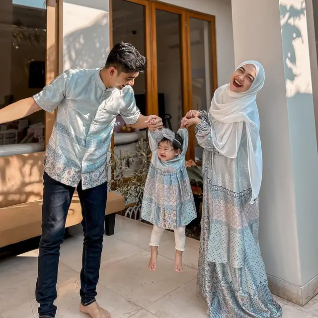 Potret 6 Keluarga Artis Pakai Baju Senada di Hari Raya Idul Adha, Makin Kompak