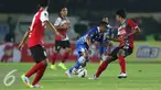 Gelandang Persib, Firman Utina (tengah) berusaha melewati pemain Persiba pada pertandingan Piala Presiden di Stadion Jalak Harupat, Bandung, Jawa Barat, Rabu (2/9/2015). Persib menang atas Persiba dengan skor 4-0. (Liputan6.com/Herman Zakharia)