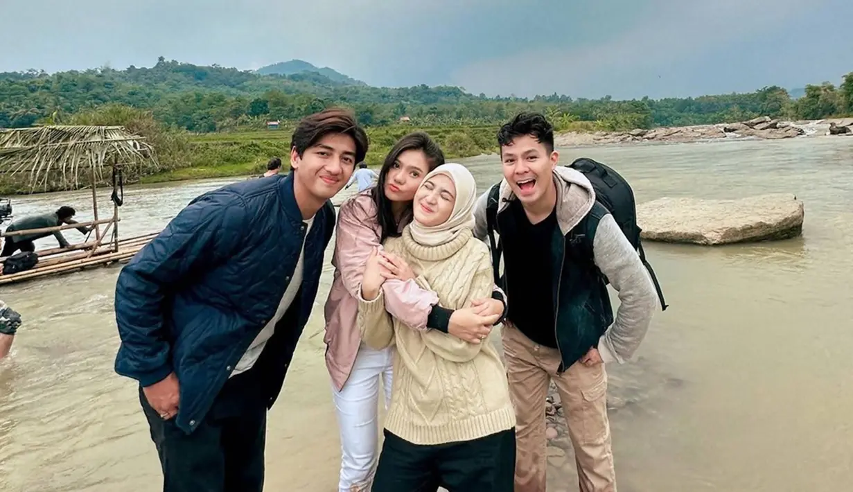 Jalani syuting bersama, para pemainnya pun kerap abadikan berbagai momen kebersamaan. Seperti halnya saat Cut Syifa, Harris Vriza, Fero Walandauw dan Afifah Ifah'nda berada di sebuah lokasi sungai. Sambil hujan-hujanan, keempatnya pun menikmati momen seru naik rakit di sungai. (Liputan6.com/IG/@cutsyifaa)