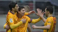 Luis Suarez, Lionel Messi dan Munir el Haddadi merayakan kemenangan telak 4-0 atas Eibar pada laga pekan ke-28 La Liga Spanyol 2015-2016 di Stadion Municipal de Ipurua, Minggu (6/3/2016) malam WIB. (REUTERS/Vincent West)