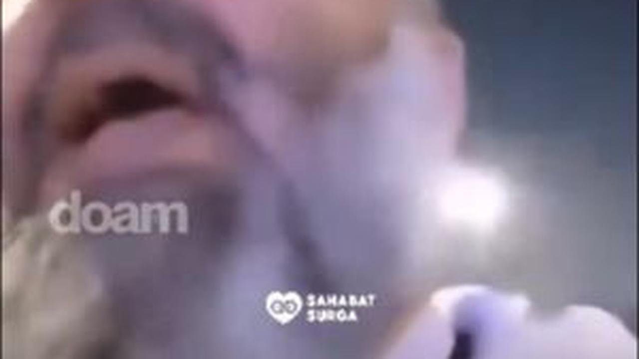 Setelah selesai berdoa, Ia memberikan kabar bahwa dirinya sudah berjalan di Arafah.