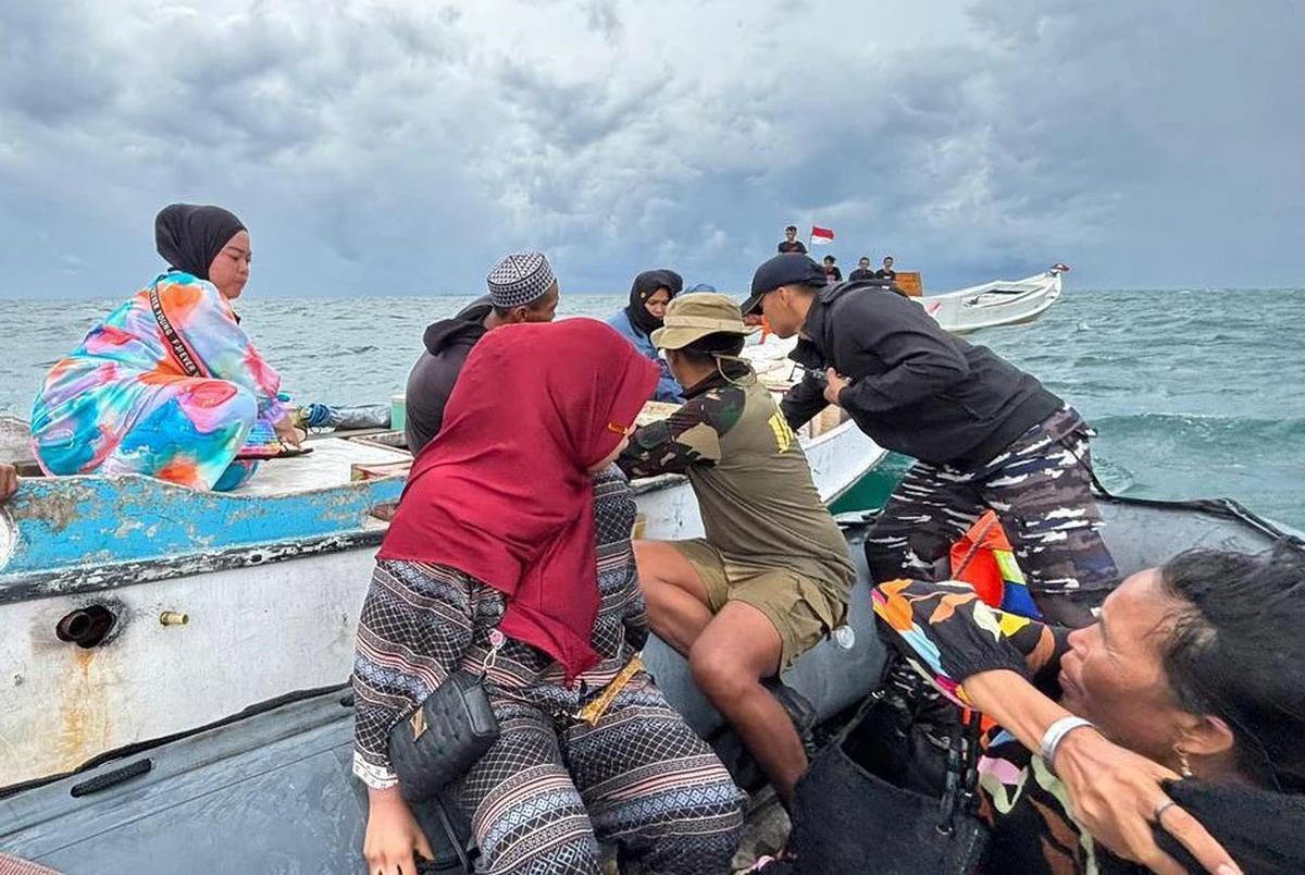 FOTO: KRI Hiu-634 Evakuasi Lima Penumpang KM Jolor yang Mati Mesin di Perairan Makassar