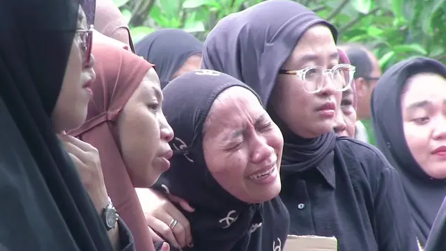 Prosesi pemakaman Supriyani (62), korban pembunuhan tragis di Desa Fajar Baru, Kecamatan Jati Agung, Lampung Selatan.