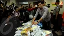 Kasubdit Resmob Polda Metro Jaya,AKBP Adex Yudiswan memperlihatkan sejumlah barang bukti hasil kejahatan (Liputan6.com/Helmi Fithriansyah)