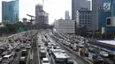 Suasana kemacetan di Jalan Gatot Soebroto dan tol dalam kota, Jakarta, Jumat (16/11). Menteri PPN/Kepala Bappenas Bambang Brodjonegoro menyatakan kemacetan di Jakarta mengakibatkan kerugian sekitar Rp 67,5 triliun. (Liputan6.com/Immanuel Antonius)