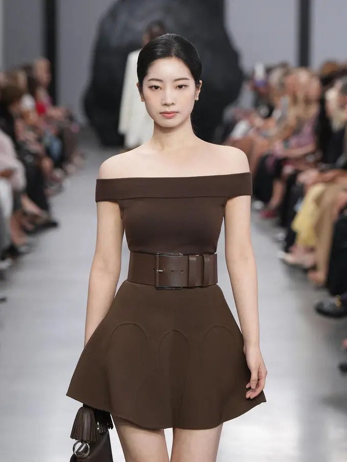Tampil Bersinar, Dahyun TWICE Debut Sebagai Model di Runway New York Fashion Week