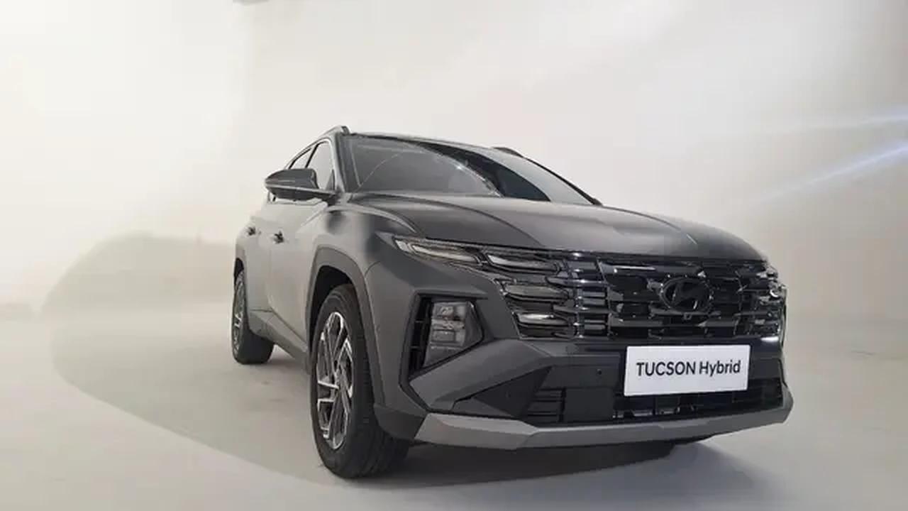 Bodinya yang kokoh dengan gaya compact, dipadukan alloy wheels berukuran 18 inci atau 19 inci dengan desain velg untuk mempertegas profil sporty (Arief A/Liputan6.com)