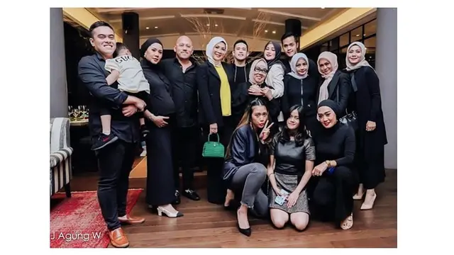 Di usianya yan ke 40, ia merayakan pesta ulang tahun dengan mengusung tema hitam putih.