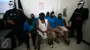 Petugas mengawal tersangka WNA Afrika Selatan (ketiga kiri) pada gelar perkara kasus narkoba di BNNP DIY, Jumat (15/4/2016). Petugas berhasil mengamankan tujuh tersangka dalam empat TKP yang berbeda. (Foto: Boy Harjanto)