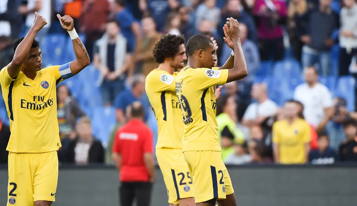 Para pemain Paris Saint-Germain memberikan aplaus kepada suporter usai laga melawan Montpellier pada laga Liga 1 Prancis, di Stadion de la Mosson, Sabtu (23/9/2017). Kedua tim bermain imbang 0-0. (AFP/Sylvain Thomas)