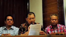Sabtu (01/11/14), Steven Halim (tengah) dan suami korban, Theodorus Lirungan menunjukkan surat penangguhan penahanan (Liputan6.com/Johan Tallo) 