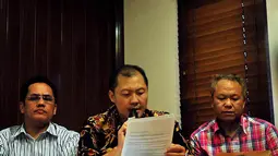 Sabtu (01/11/14), Steven Halim (tengah) dan suami korban, Theodorus Lirungan menunjukkan surat penangguhan penahanan (Liputan6.com/Johan Tallo) 