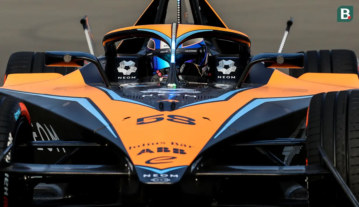 Pebalap Neom McLaren Formula E Team, Rene Rast memacu mobilnya saat sesi latihan bebas Jakarta E-Prix 2023 yang berlangsung di Jakarta Intenational E-Prix Circuit (JIEC), Ancol, Jakarta, Jumat (02/06/2023). (Bola.com/Bagaskara Lazuardi)