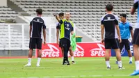 Kurniawan Dwi Yulianto memberikan materi latihan kepada para striker Timnas Indonesia U-20 di Stadion Madya, Jakarta, Rabu (5/2/2025). (Bola.com/Abdul Aziz)