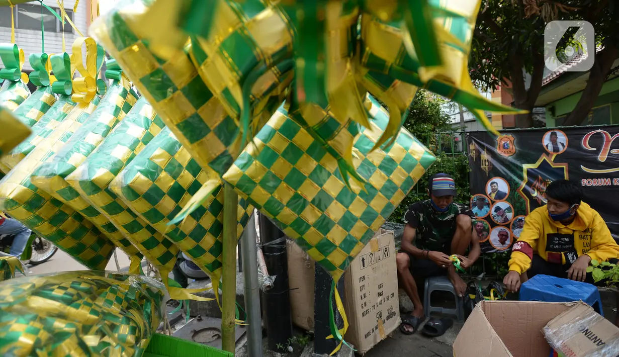 Pedagang menyiapkan barang dagangan anyaman ketupat hias di Pasar Asemka, Jakarta, Kamis (21/4/2021). Pedagang mengatakan pembeli ketupat hias ramadhan untuk hiasan parcel, dekorasi kantor dan lainnya sepi di tengah pandemi Covid-19. (merdeka.com/Imam Buhori)