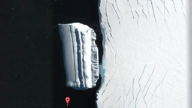 Pada April 2019, pemburu UFO mengklaim objek sepanjang 500 meter di lepas pantai Antartika sebagai pangkalan alien bawah air (Google Maps)