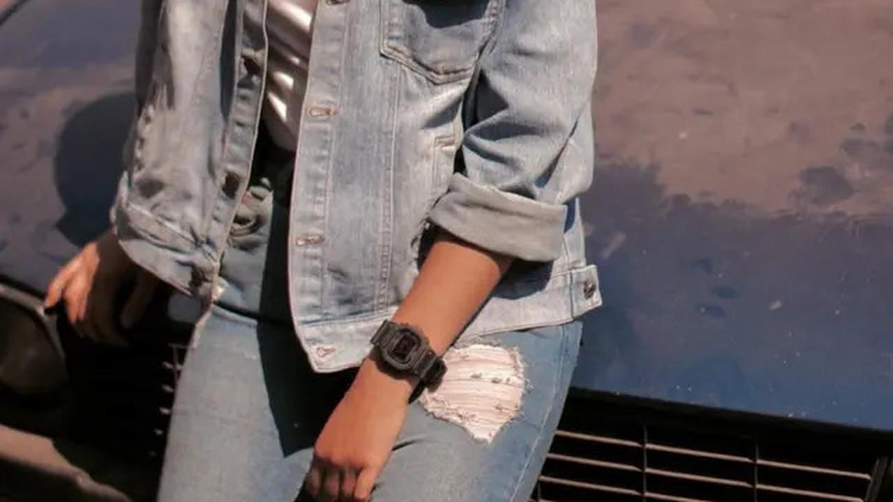 8 Pilihan Gaya Padu Padan Jeans ala Fuji, Super Stylish dan Kece Abis