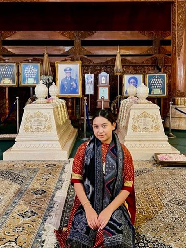 6 Potret Mayangsari dan Bambang Trihatmodjo Ziarah Makam Soeharto, Ajak Khirani