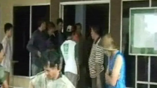 [VIDEO] Akibat Kesal, Pengungsi Karawang Ambil Paksa Bantuan
