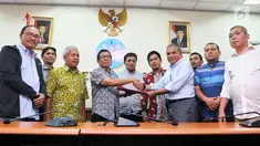Mantan Komandan Tim Mawar Mayjen Purnawirawan Chairawan (empat kanan) ditemani tim kuasa hukumnya memberi keterangan pers di Jakarta, Selasa (11/6/2019). Chairawan mengadukan Majalah Tempo ke Dewan Pers. (Liputan6.com/JohanTallo)