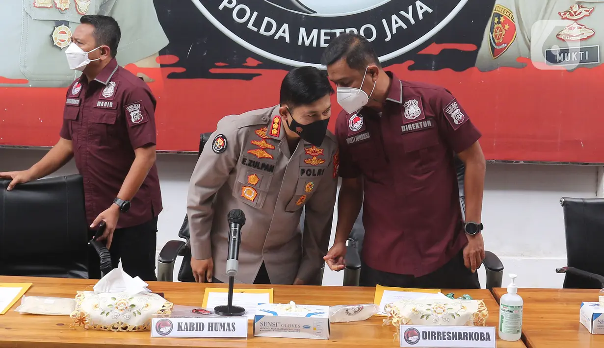 Kabid Humas Polda Metro Jaya Kombes Pol E Zulpan bersama Dirnarkoba Polda Metro Jaya Kombes Mukti Juharsa saat rilis pengungkapan jaringan narkoba internasional di Jakarta, Kamis (9/12/2021). Pengungkapan dilakukan Ditnarkoba Polda Metro Jaya bersama Ditjen Bea Cukai. (Liputan6.com/Herman Zakharia)