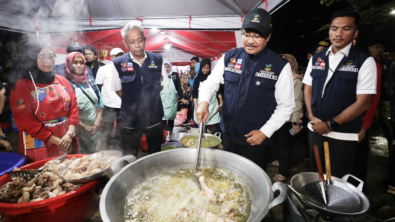 Mensos dan Wamensos ikut Siapkan Makan Sahur untuk Korban Banjir di Bekasi