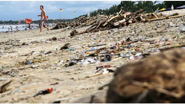Kemeriahan perayaan tahun baru di Kuta menyisakan masalah sampah. Selain embusan angin barat, perilaku pengunjung kawasan pantai yang tidak disiplin menyebabkan seribu petugas kebersihan harus bekerja ekstra membersihkan tambahan 75 ton sampah.