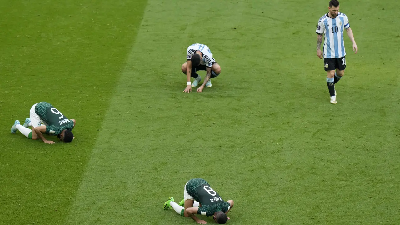 Pemain Timnas Arab Saudi Sujud Syukur