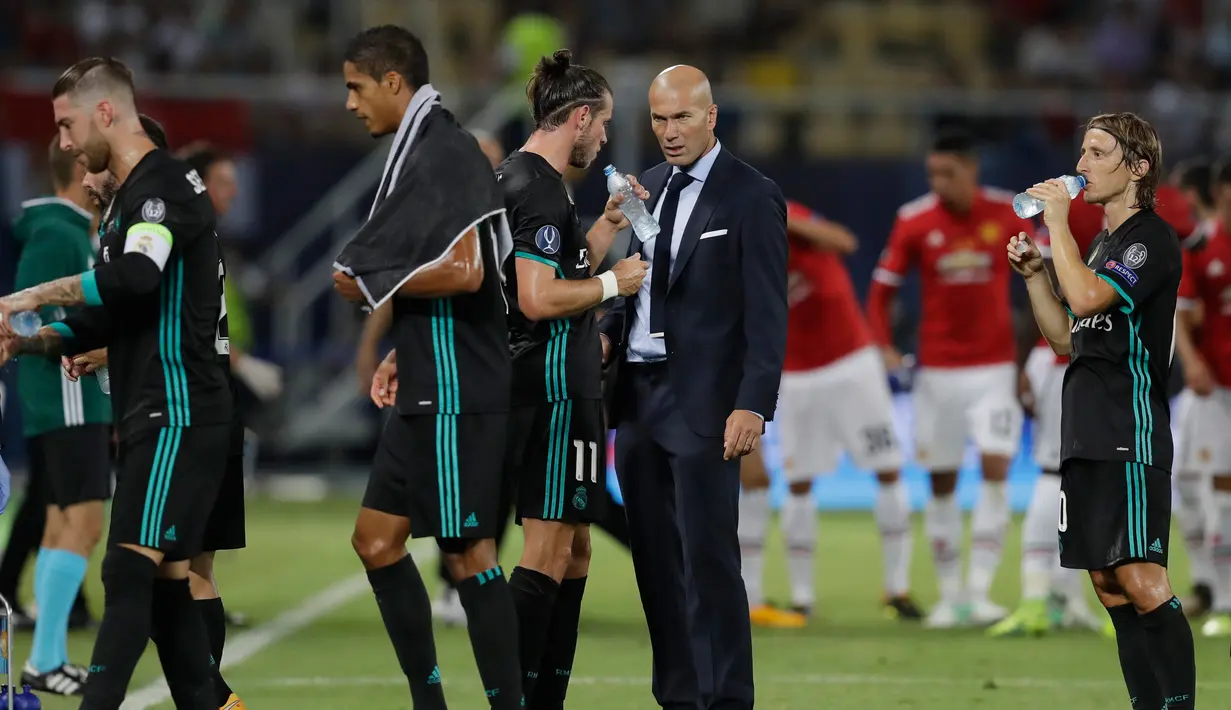Pelatih Real Madrid Zinedine Zidane berbincang dengan gelandang Gareth Bale saat break selama 3 menit dalam pertandingan final Piala Super melawan MU di Arena Philip II di Skopje (8/8). (AP Photo/Thanassis Stavrakis)