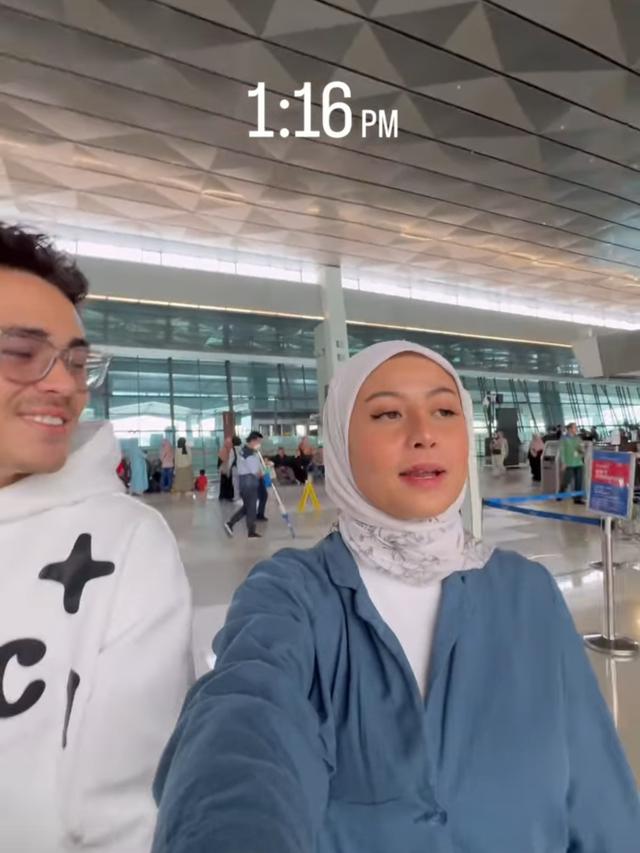 Awkarin berangkat umroh bareng ayah ibu