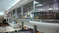 Petalclouds, besi yang digantung dan bisa menari di Bandara Changi, Singapura. (Liputan6.com/Ahmad Romadoni)
