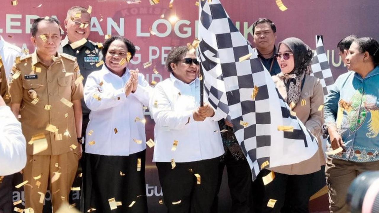 Lepas Distribusi Logistik PSU, Wamendagri Ribka Haluk Minta Provinsi Papua Jadi Teladan Demokrasi