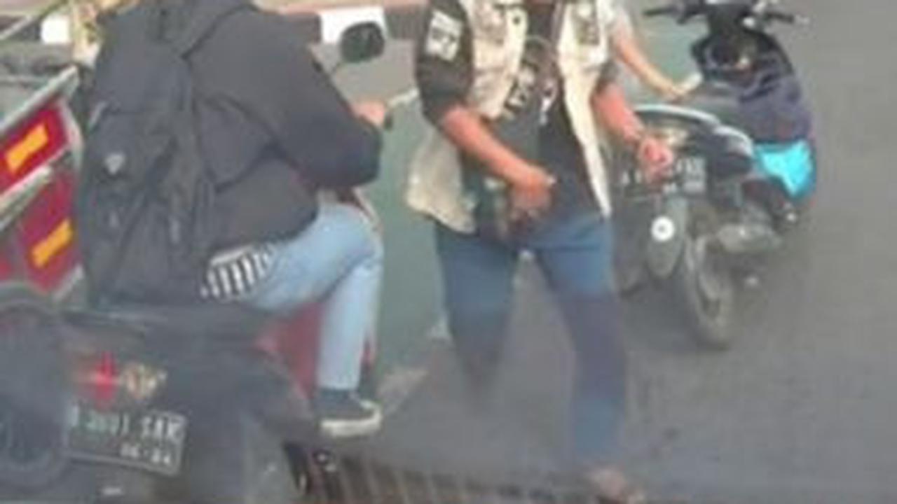 Pemotor Suami Istri Tiba-tiba Hentikan Ambulan di Tengah Jalan, Endingnya Tak Terduga