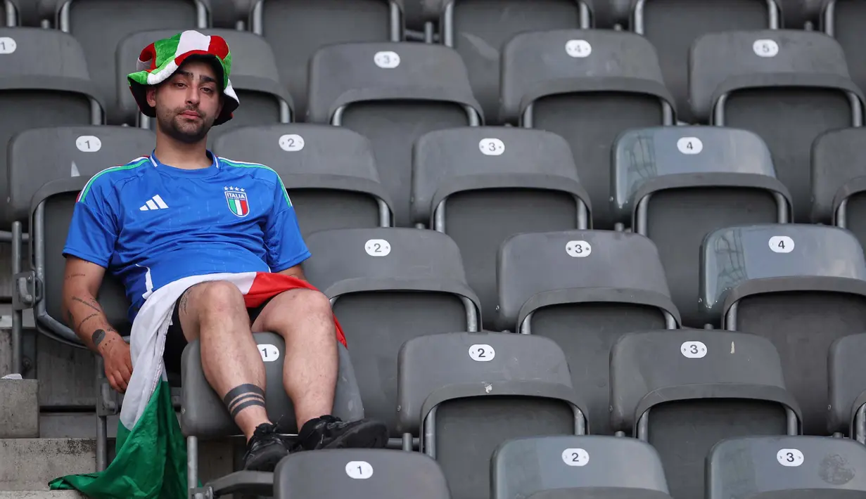 Ekspresi seorang pendukung Italia usai menyaksikan timnya kalah dalam pertandingan babak 16 besar Euro 2024 melawan Swiss di Olympiastadion Berlin, Berlin pada 29 Juni 2024. (Ronny HARTMANN/AFP)
