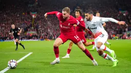 Pemain Liverpool Jordan Henderson (kiri) berebut bola dengan pemain West Ham United Said Benrahma pada pertandingan sepak bola Liga Inggris di Stadion Anfield, Liverpool, Inggris, 19 Oktober 2022. Liverpool mengalahkan West Ham United dengan skor 1-0. (AP Photo/Jon Super)