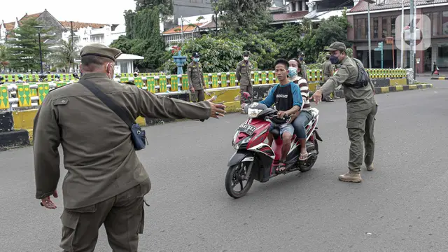 FOTO: Razia Masker di Kawasan Kota Tua