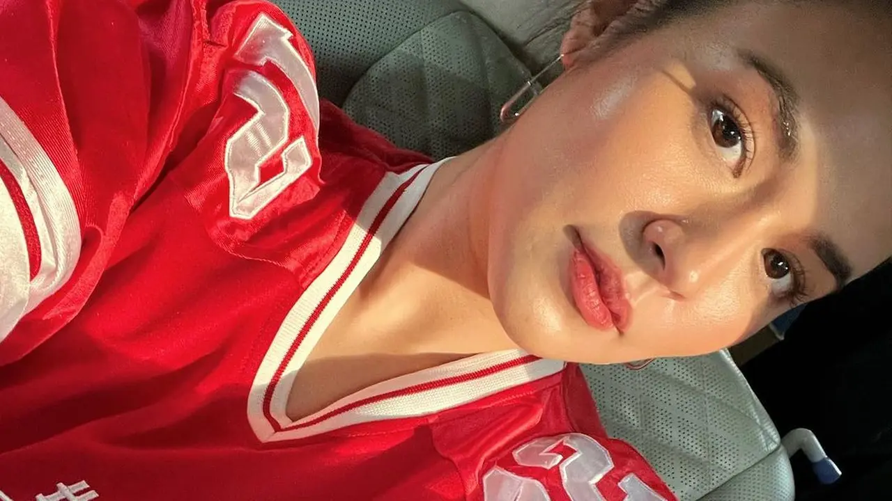 Potret Makeup Flawless Raisa Andriana saat Bawakan Lagu Nasional di Laga Timnas Indonesia Vs Thailand
