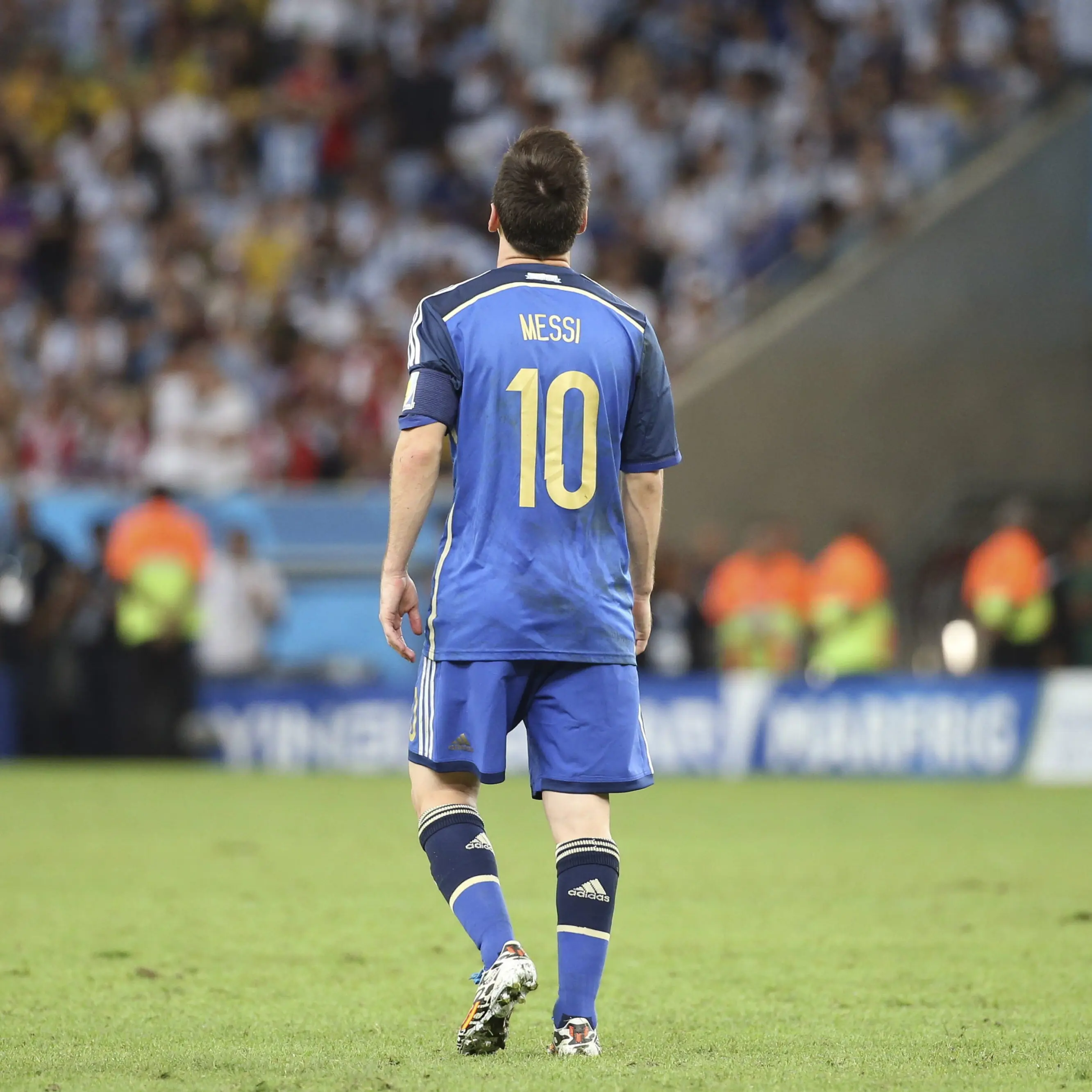 Reaksi Lionel Messi usai Argentina kalah dari Jerman pada final Piala Dunia 2014, di Estadio do Maracana, Rio de Janeiro, Brasil (13/7/2016). Messi membatalkan pensiun dari timnas Argentina. (EPA/Antonio Lacerda)