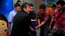 Salah satu tersangka, SA, terlihat histeris saat ditanyai petugas terkait keterlibatannya sebagai kurir sabu, di Kantor BNN, Jakarta, Selasa (19/5). SA dan AN ditangkap aparat BNN dengan barang bukti 12,29 kilogram sabu. (Liputan6.com/Yoppy Renato) 